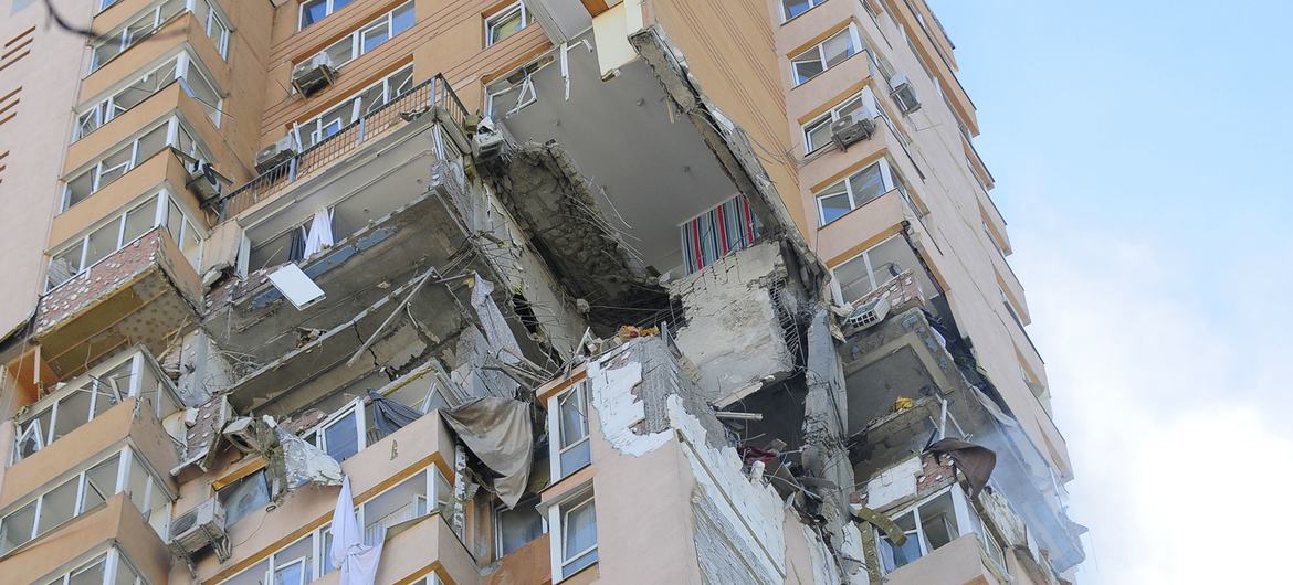 مبنى سكني تضرر من العمليات العسكرية الجارية في كييف، أوكرانيا، في 26 شباط/فبراير 2022.