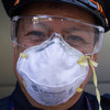 Un empleado del Gobierno mexicano utiliza mascarilla para prevenir la infección de coronavirus.
