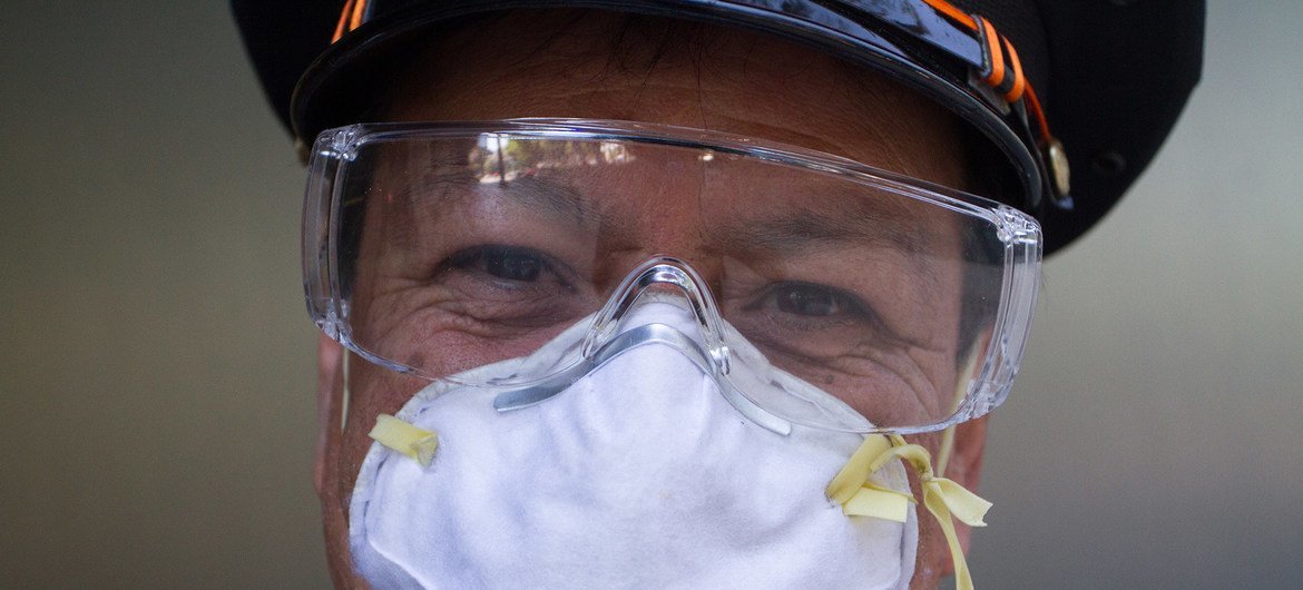Un empleado del Gobierno mexicano utiliza mascarilla para prevenir la infección de coronavirus.