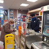 Una persona mayor compra provisiones en una tienda del sur de Londres, en Reino Unido