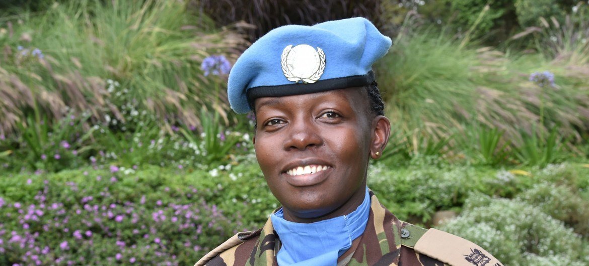 الفائزة بجائزة مناصرة النوع الاجتماعي العسكرية الأممية لعام 2021 الرائدة ستبلين نيابوغا من كينيا خلال مقابلة مع أخبار الأمم المتحدة.