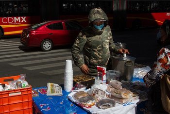 Vendedores ambulantes en México, en medio de la pandemia de coronavirus.