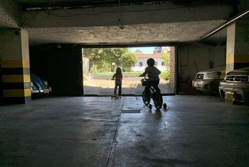 Dos niños juegan en un garaje en Bogotá, Colombia