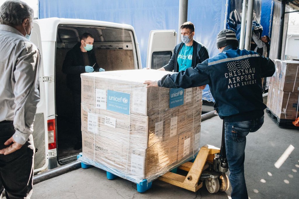 Une livraison d'équipements de protection par l'UNICEF pour des agents de santé en Moldavie qui affrontent la pandémie de Covid-19. 