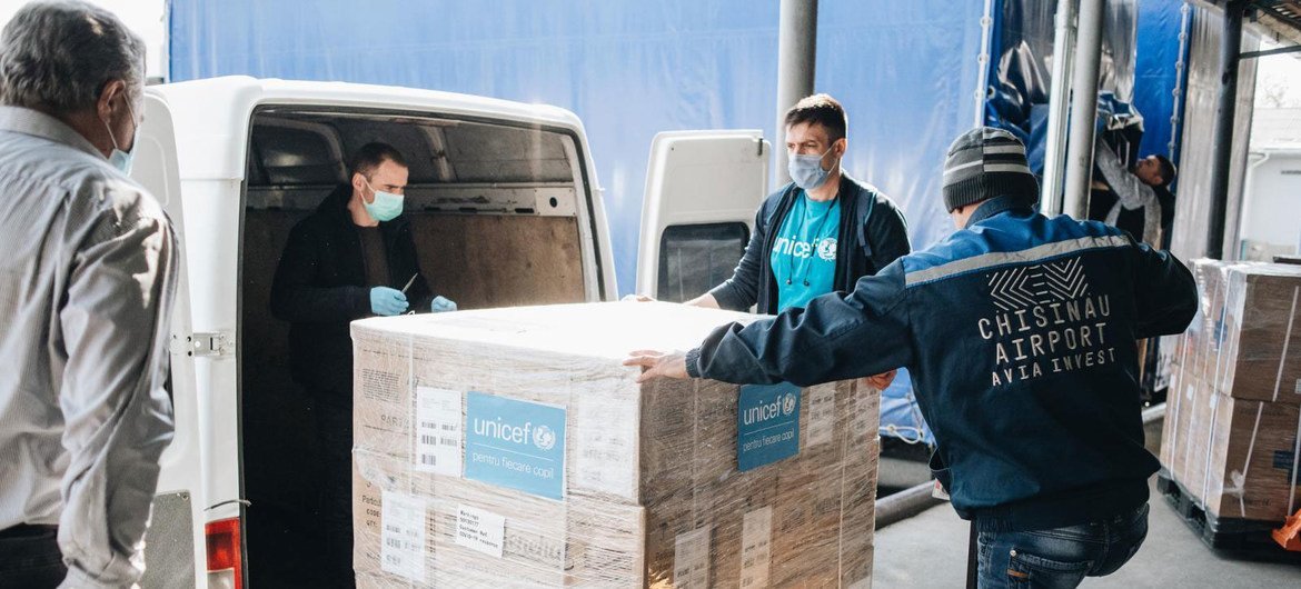 Детский фонд ООН (ЮНИСЕФ) доставил в Кишинев защитные средства для медиков и медицинское оборудование.