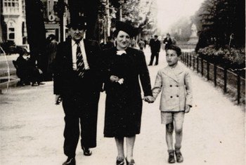 Família de Simon Gronowski, um sobrevivente do Holocausto, caminhando por Bruxelas em 1940. 