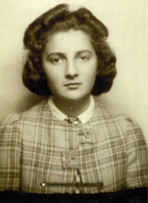 Simon Gronowski last saw his older sister, Ita, in 1943; she later died in the Auschwitz concentration camp. 
