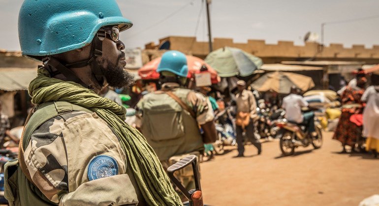 قوات حفظ السلام التابعة للأمم المتحدة تقوم بدوريات في مالي سيرا على الأقدام وفي مركبات.