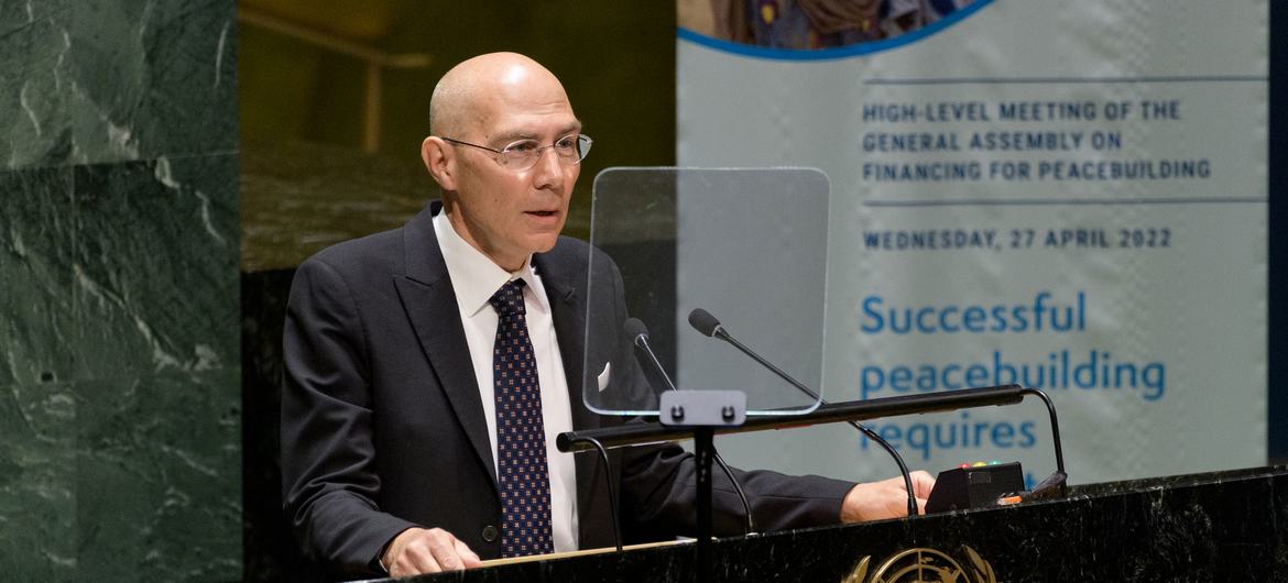 作为秘书长办公厅主管政策事务副秘书长，图尔克在联合国大会建设和平筹资问题高级别会议上发言。