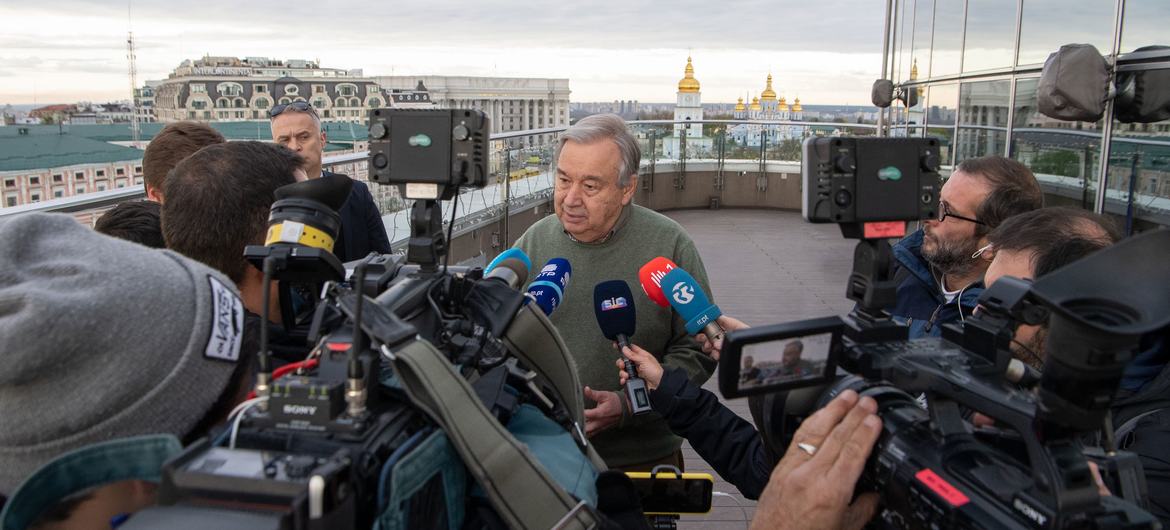 António Guterres falou em português com jornalistas, em Kyiv