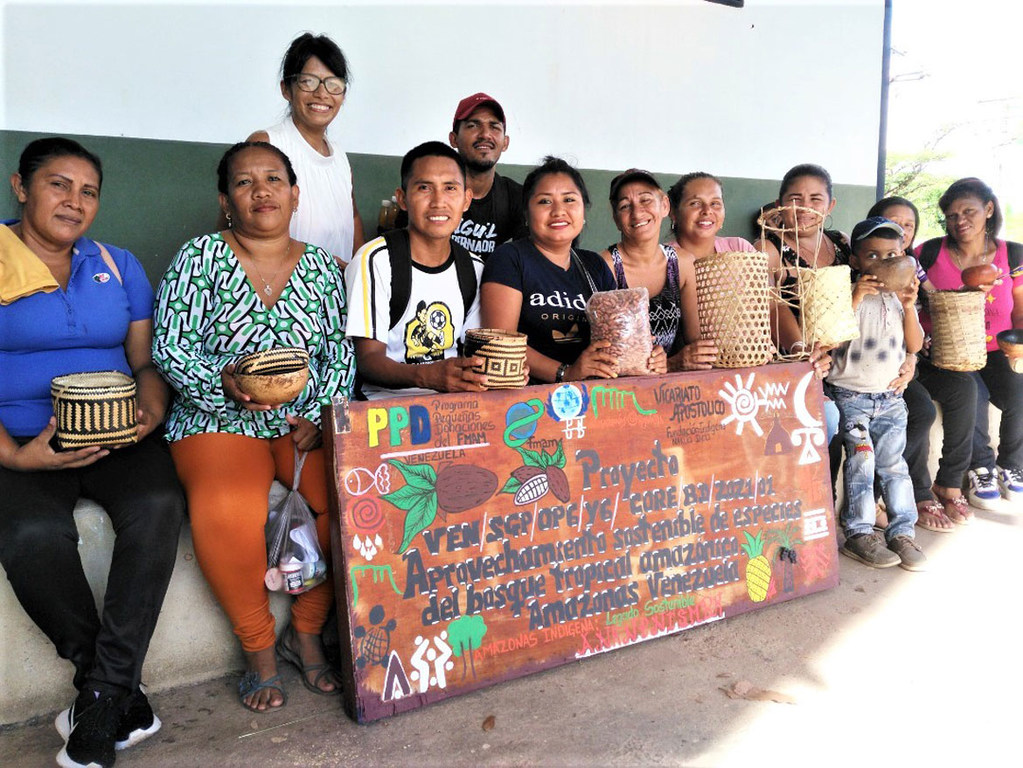 Familias indígenas desplazadas en Venezuela aprenden a restaurar los bosques autóctonos mientras utilizan sus productos para mejorar sus medios de subsistencia.