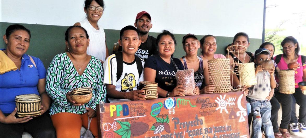 Indigenous displaced families in Venezuela are learning to restore native forests while using their products to improve their livelihoods.