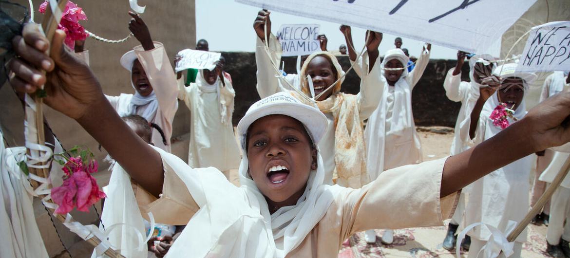 اليوناميد تبني فصولاً دراسية في معسكر شمال دارفور للنازحين