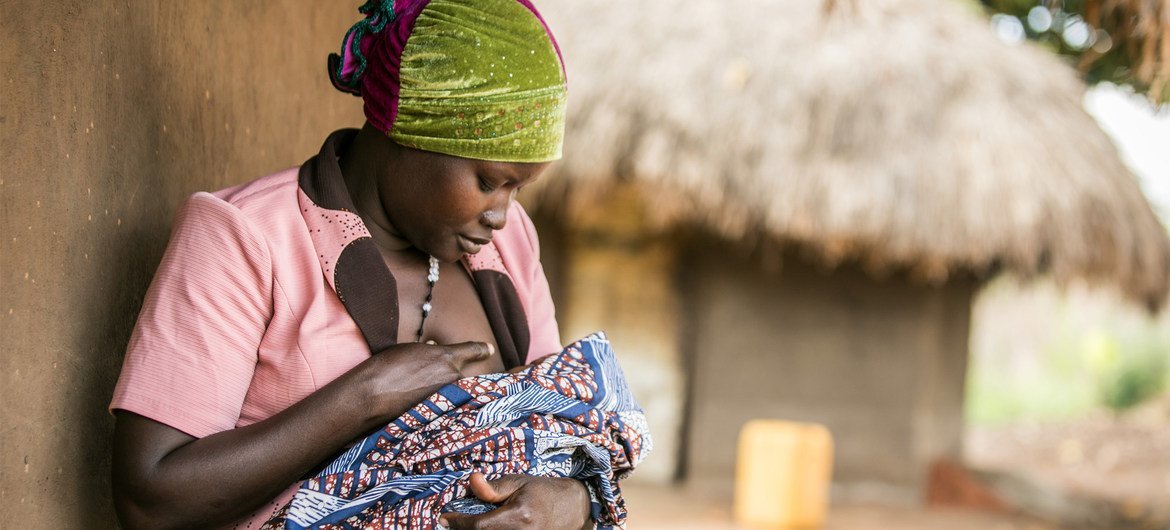 乌干达的一名年轻母亲正在哺乳。