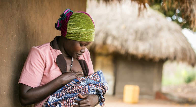Lucy Atokoru, 28 anos, amamenta seu bebê em Omugo, no Uganda.