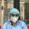 मैक्सिको सिटी के एक अस्पताल में एक स्वास्थ्यकर्मी. महामारी से लड़ने के लिये वैश्विक एकजुटता को बहुत अहम क़रार दिया गया है. 