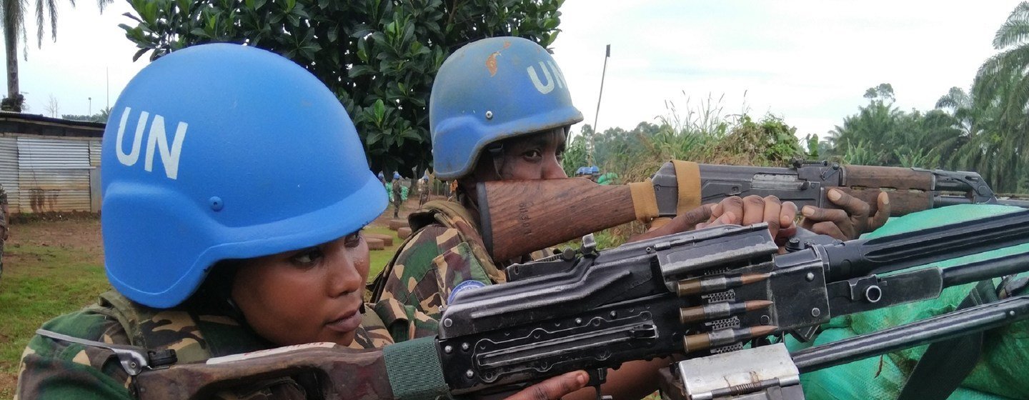 Mlinda amani kutoka Tanzania, Private Zainabu Baro, (kushoto) akiwa lindoni kwenye makao makuu ya kikundi cha 7 cha kikosi cha Tanzania kinachohudumu DRC.