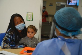 Una mujer y su hija en un hospital de Colombia durante la pandemia de COVID-19.