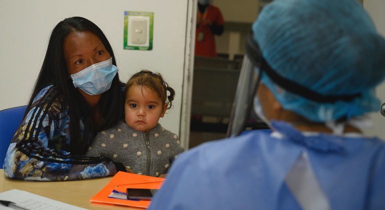 Una mujer y su hija en un hospital de Colombia durante la pandemia de COVID-19.