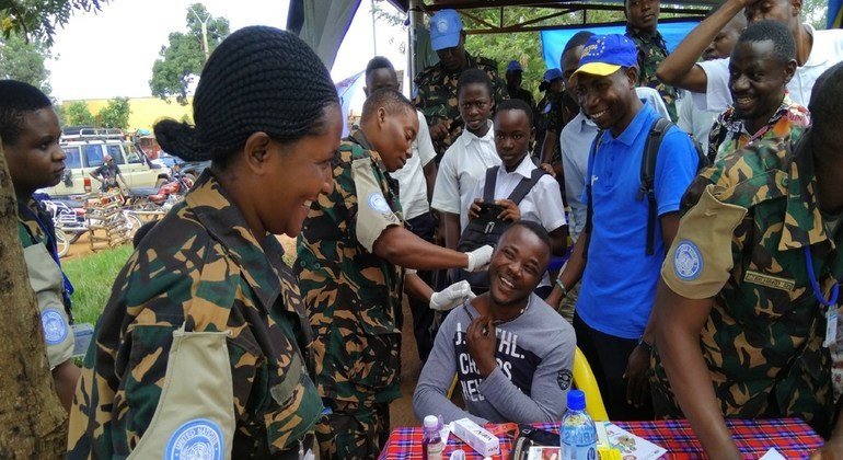 Walinda amani kutoka Tanzania wakizungumza na wakazi wa Beni wakati wa siku ya kutoa huduma ya afya.