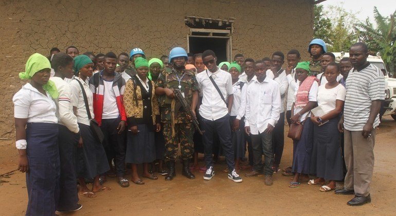 Walinda amani wanawake kutoka Tanzania katika picha ya pamoja na wanafunzi wa shule ya sekondari huko Beni, DRC