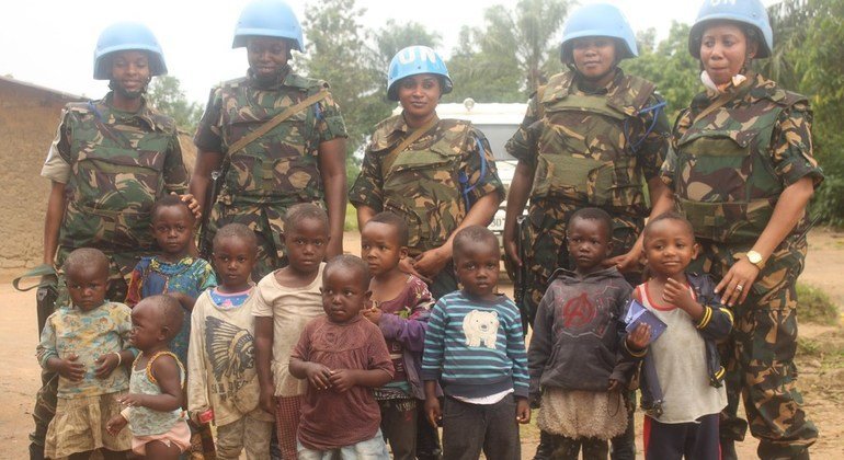 قوات من حفظة السلام التنزانيات يلتقطن الصور مع أطفال في بني، بجمهورية الكونغو الديمقراطية.