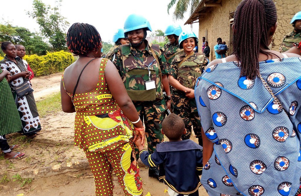 Des femmes soldats de la paix tanzaniennes dialoguent avec des femmes à Beni, en RDC.