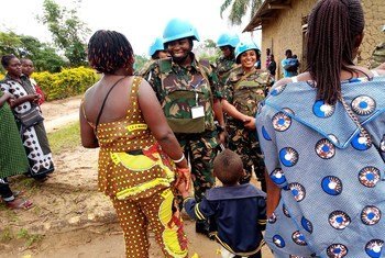 Des femmes soldats de la paix tanzaniennes dialoguent avec des femmes à Beni, en RDC.