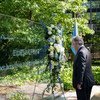 El Secretario General António Guterres entrega una corona de flores durante la ceremonia en conmemoración del Día Internacional del Personal de Paz de las Naciones Unidas 2021.