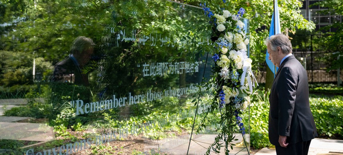 Guterres depositou uma coroa de flores em tributo aos boinas-azuis mortos em serviços. 