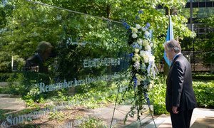 Le Secrétaire général de l'ONU, António Guterres, dépose une couronne de fleurs en hommage aux Casques bleus qui ont perdu la vie dans l'exercice de leurs fonctions.