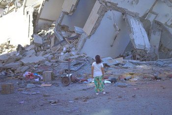 مبنى مدمر في مدينة غزة في أعقاب سلسلة من الغارات الجوية الإسرائيلية على قطاع غزة الخاضع للحصار.
