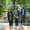 Christopher Edward Kavalambi, Mwanasheria Mkuu Daudi Mbwana Ally, na mwanamke aliyevaa sare wakisimama pamoja katika Ukumbusho wa Amani wa Dag Hammarskjöld.
