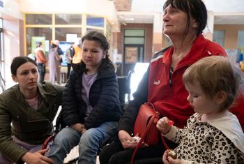 Des réfugiés ukrainiens à la gare de Rzeszow en Pologne après avoir fui l'Ukraine.