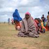 在索马里阿夫戈耶的一个分发中心，妇女们在等待粮食援助。