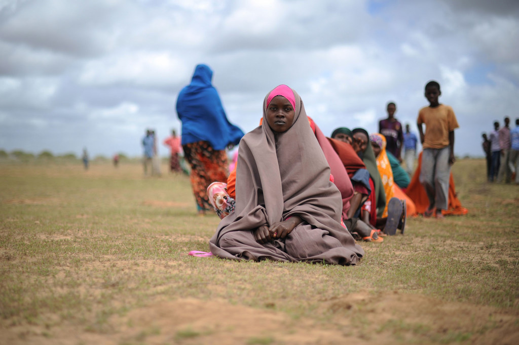 Wanawake wanasubiri msaada wa chakula katika kituo cha usambazaji huko Afgoye, Somalia.