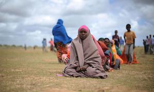 Mulheres esperam por ajuda alimentar em um centro de distribuição em Afgoye, na Somália