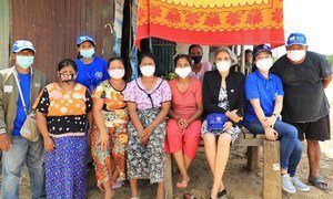 联合国泰国驻地协调员吉塔·萨巴瓦尔(右三)与塔克省的移民讨论了2019冠状病毒病的影响。