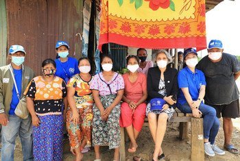 联合国泰国驻地协调员吉塔·萨巴瓦尔(右三)与塔克省的移民讨论了2019冠状病毒病的影响。