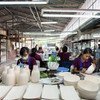 थाईलैण्ड की एक फ़ैक्ट्री में काम कर रही महिलाएँ.