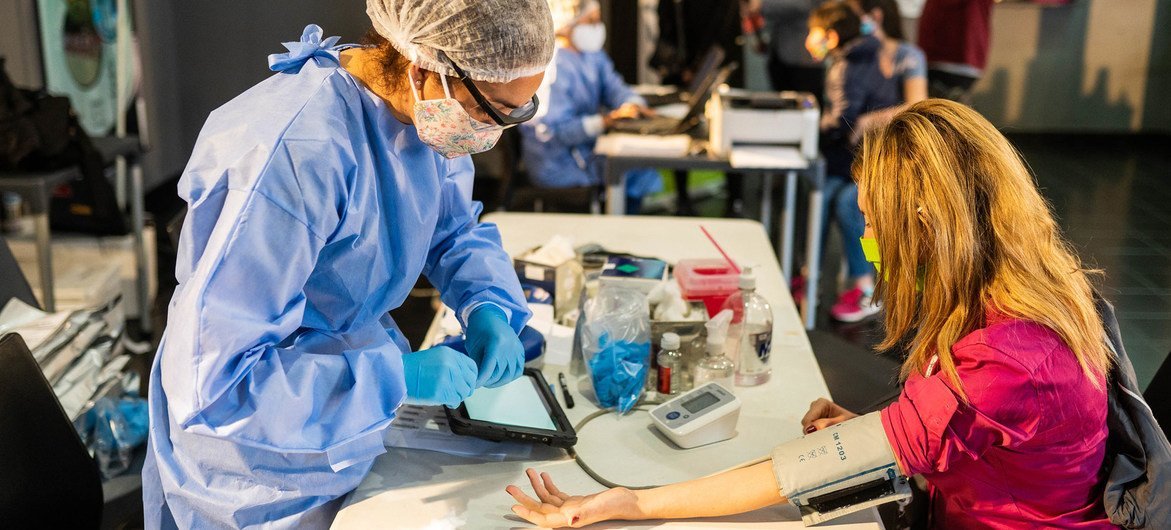 Una paciente realizando una donación de sangre en un hospital de Argentina durante la pandemia por COVID-19.