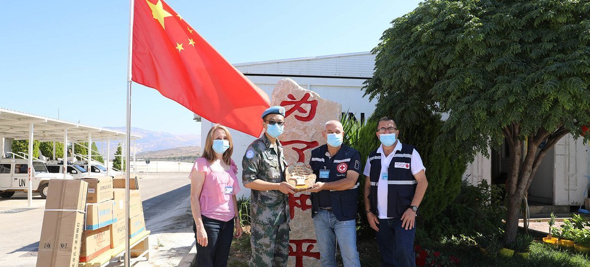 2020年7月23日，哈斯巴亚市红十字会会长伊斯梅尔•阿明向中国维和医疗分队赠送黎巴嫩雪松纪念品