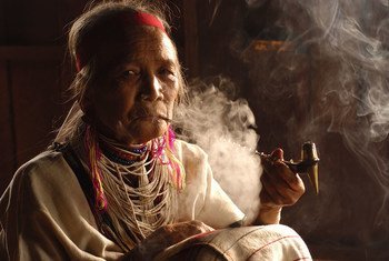 दुनिया भर की आधी से ज़्यादा आबादी, तम्बाकू उत्पादों के सेवन के जोखिम में जीवन जीती है.