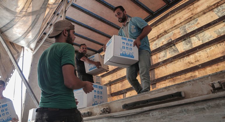 الأمم المتحدة تقدم مساعدات إلى سوريا من تركيا عبر معبر باب الهوا في حزيران/يونيو 2020.