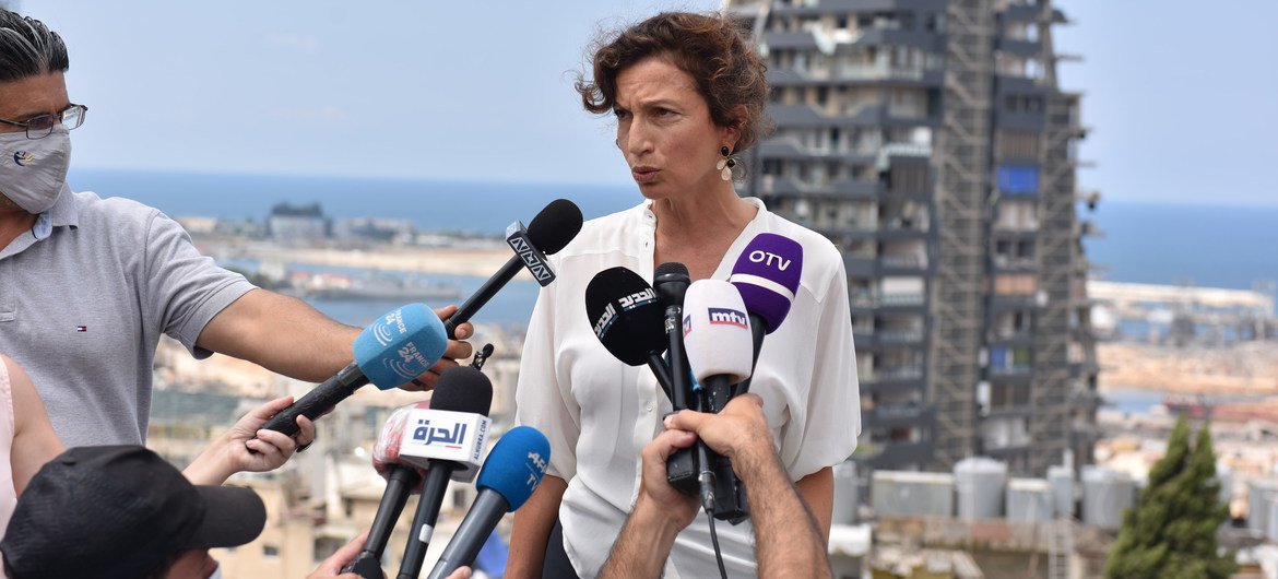 Audrey Azoulay, Directrice générale de l'UNESCO, s'entretient avec les médias lors de sa visite à Beyrouth en août 2020.