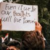 متظاهرون في ساحة التحرير في العاصمة العراقية بغداد، يرفعون لافتة باللغة الإنجليزية مكتوب عليها: حتى وإن نموت فإن أفكارنا ستعيش للأبد.