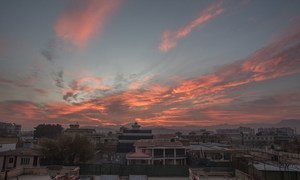 阿富汗喀布尔，夕阳西下。