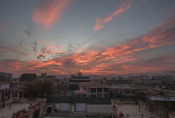 阿富汗喀布尔，夕阳西下。