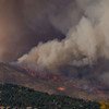 Шлейфы дыма поднимаются от пожара в Колорадо, США.