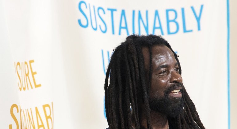 Rocky Dawuni, chanteur ghanéen et Ambassadeur itinérant du Programme des Nations Unies pour l'environnement, au Siège des Nations Unies.